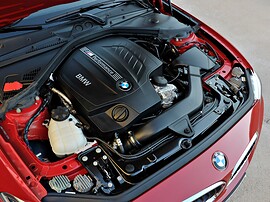 BMW 2 купе 2.0 AT 220i: моторный отсек