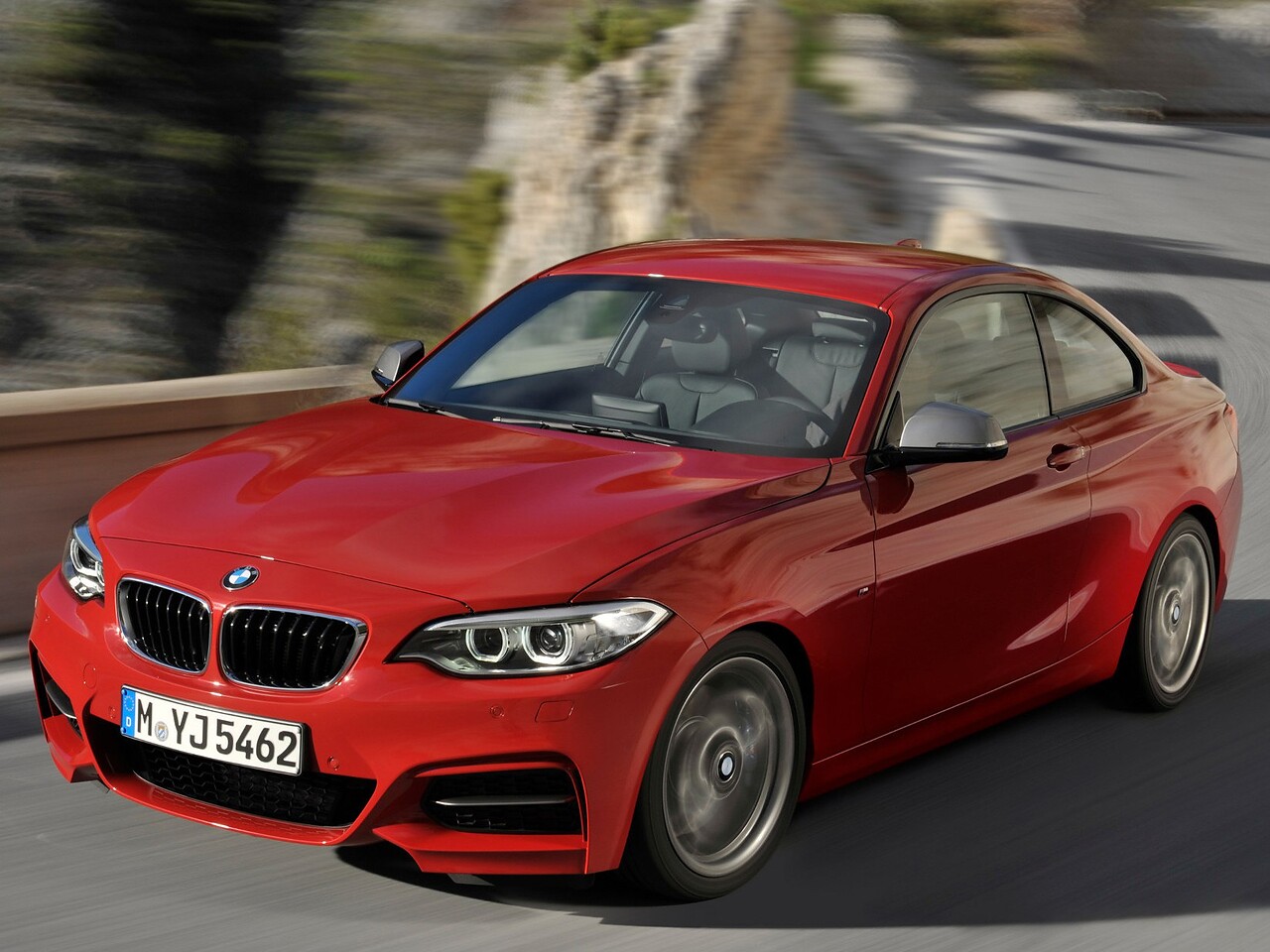 BMW 2 купе 2.0 AT 220i: вид спереди сбоку