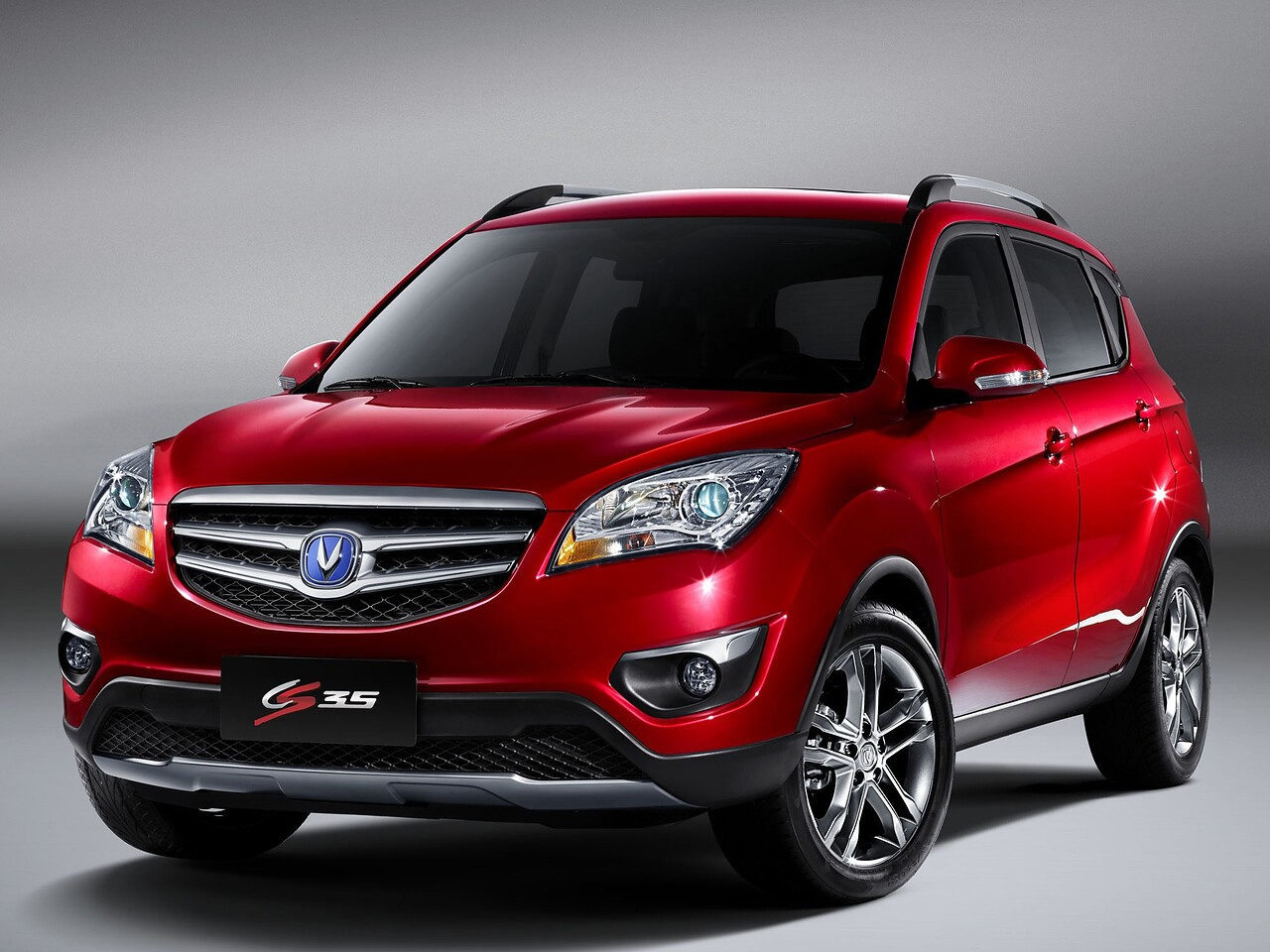 Changan CS35 1.6 MT Comfort: вид спереди сбоку