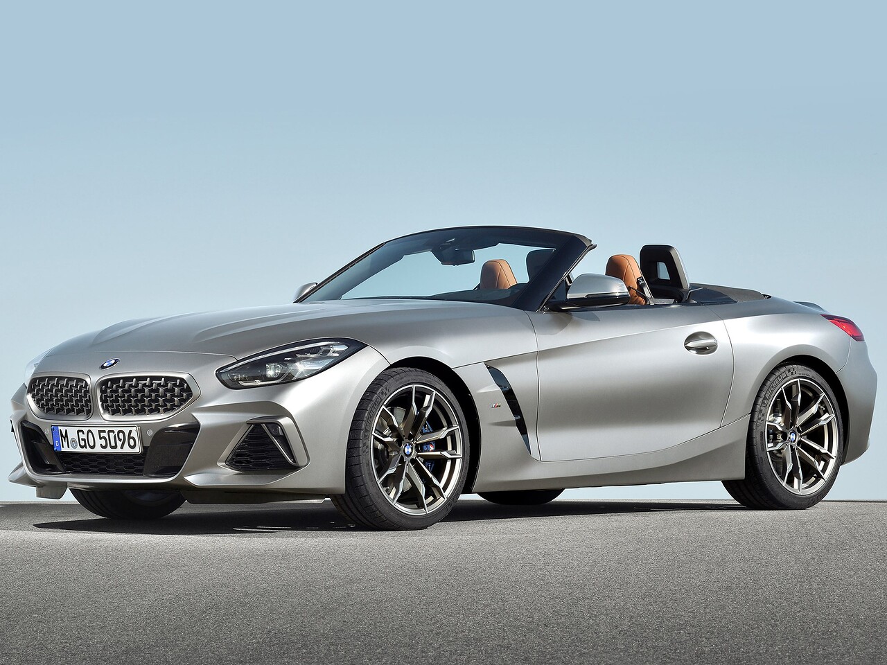 BMW Z4 родстер 3.0 AT M Special (M40i): вид сбоку на нейтральном сером фоне