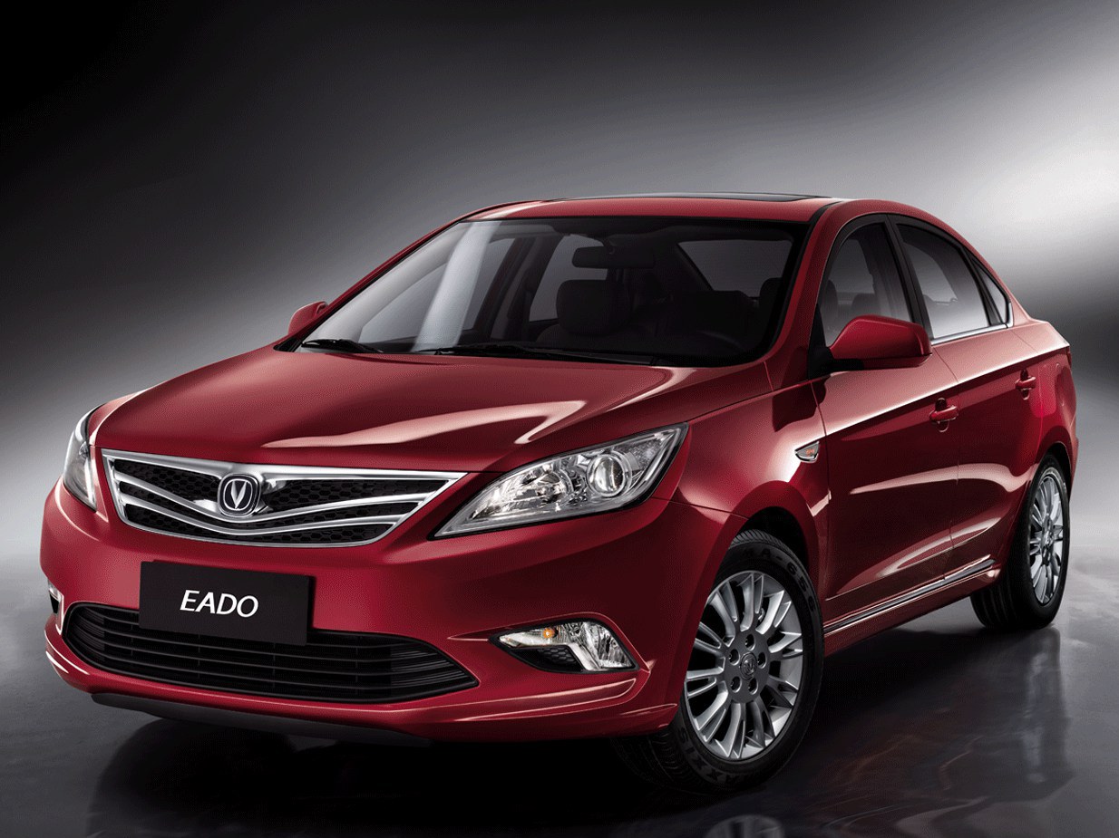 Changan Eado (I поколение, 2013 - 2017 г.в.): вид спереди сбоку