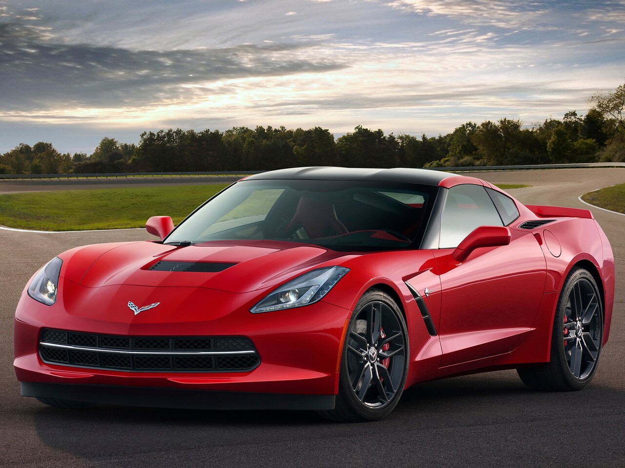 Chevrolet Corvette 6.2 AT 3LT: вид спереди сбоку на закате