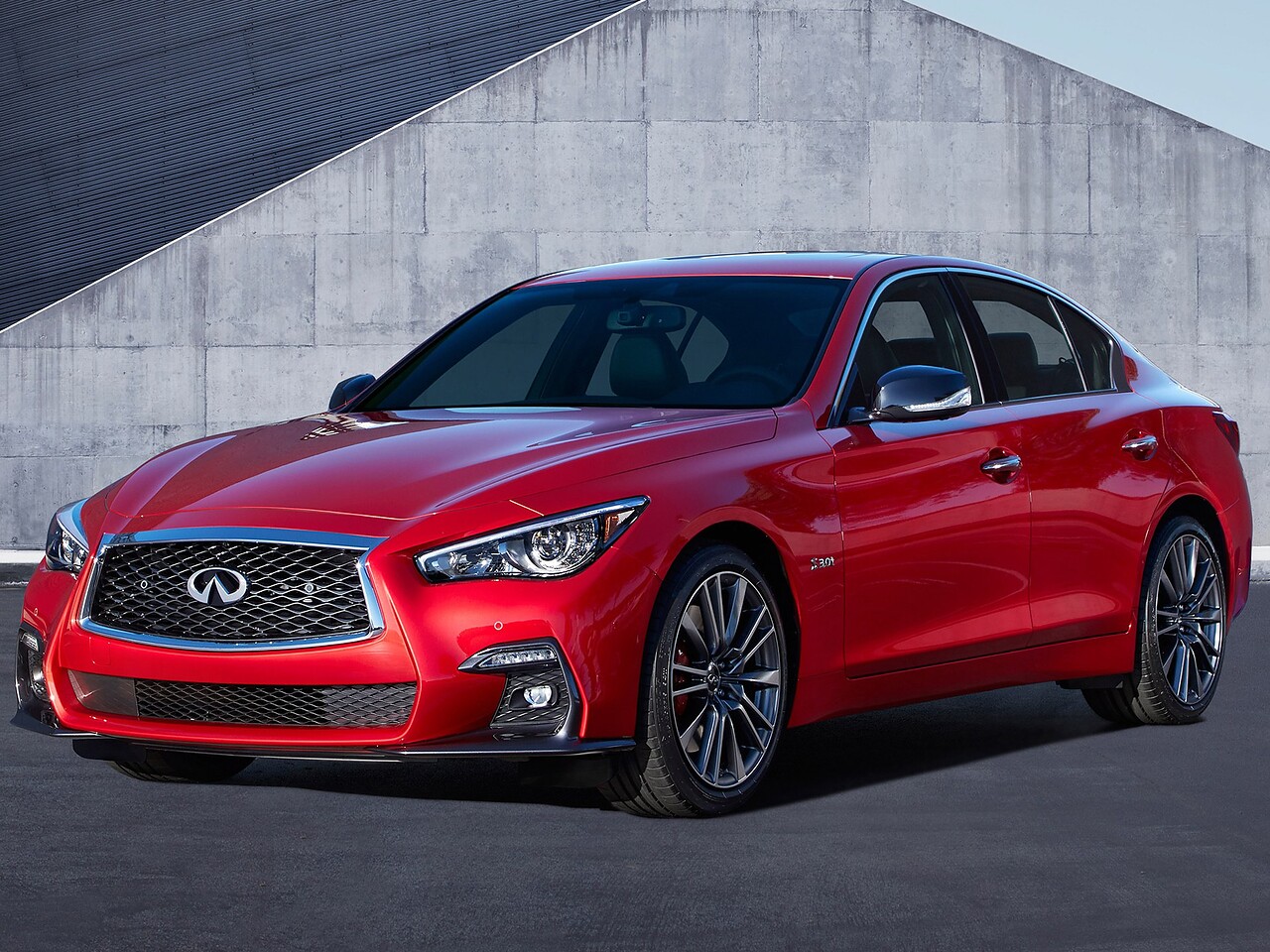 Infiniti Q50 2.0 AT Luxe: вид спереди сбоку у здания
