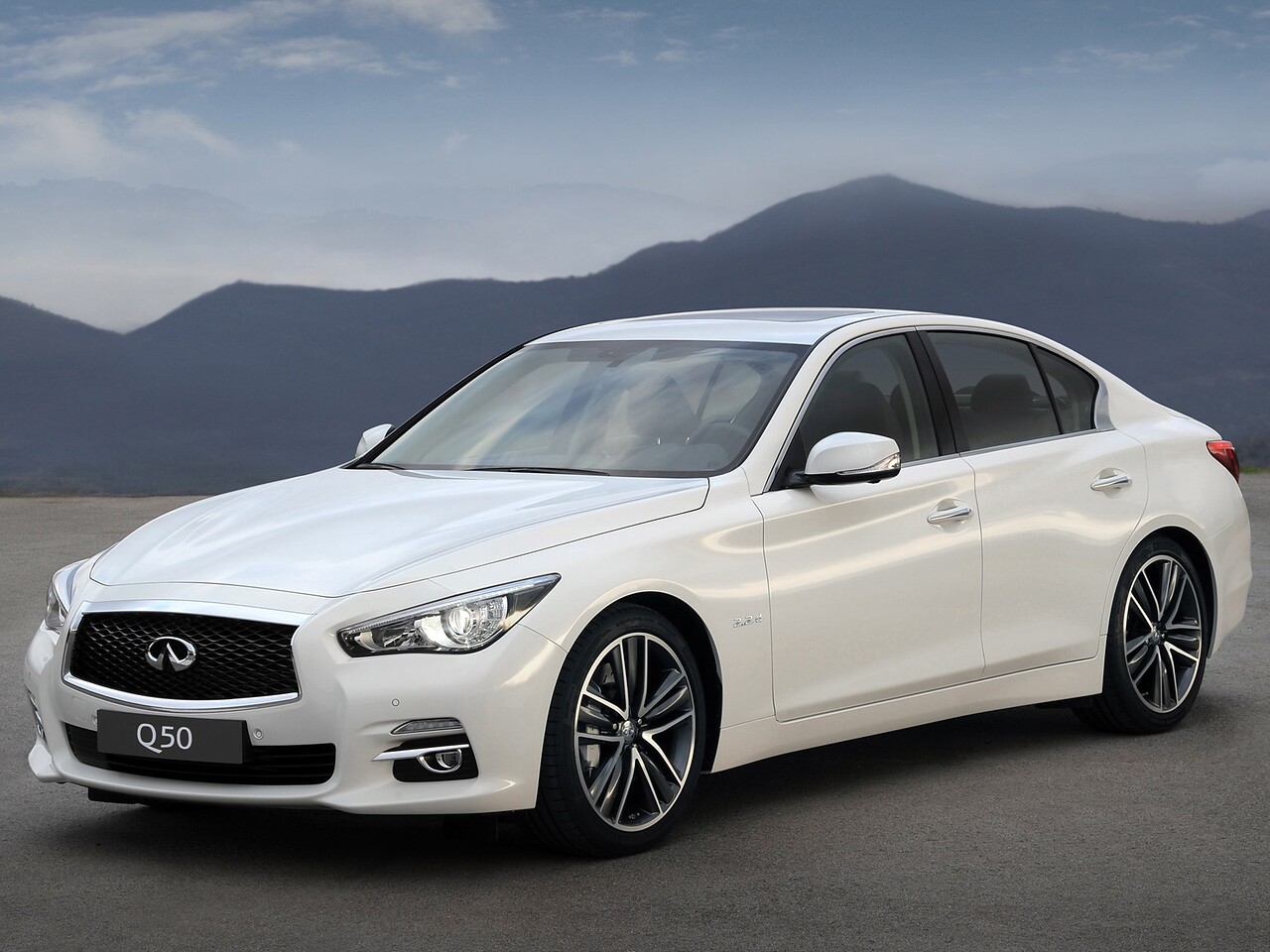 Infiniti Q50 2.0 AT Elegance: вид спереди сбоку в горах