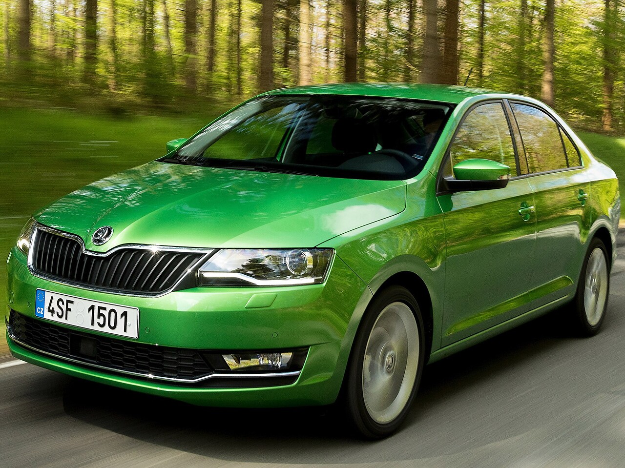 Skoda Rapid лифтбек 1.4 (125 л.с.) AT Ambition: вид спереди сбоку на дороге