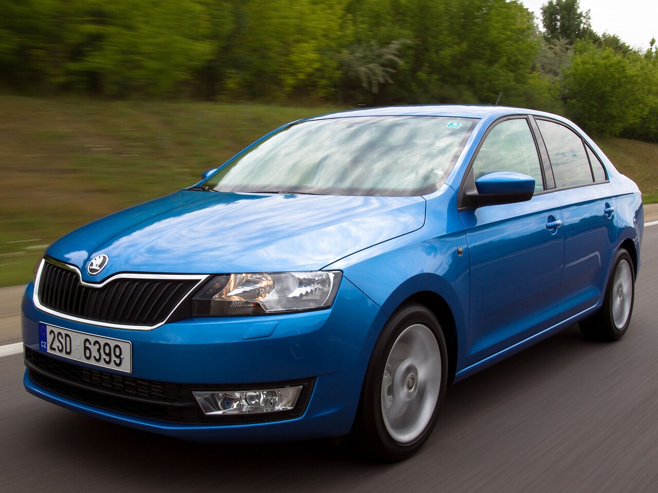 Skoda Rapid лифтбек (I поколение, 2014 - 2017 г.в.): вид спереди сбоку