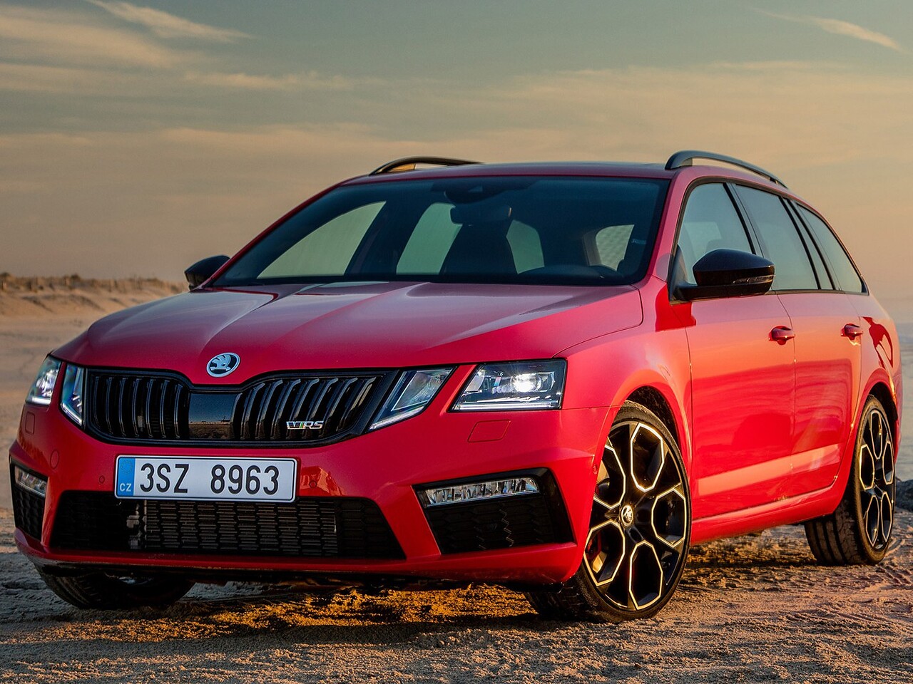 Skoda Octavia RS универсал 2.0 TSI DSG AT: вид спереди сбоку в поле на закате
