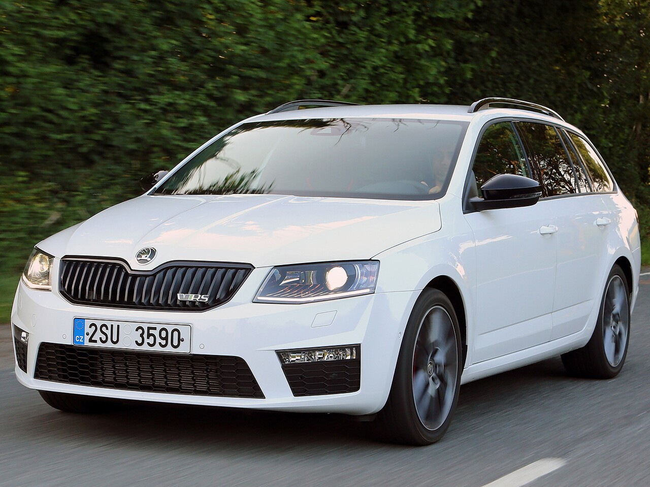Skoda Octavia RS универсал 2.0 TSI MT: вид спереди сбоку на дороге