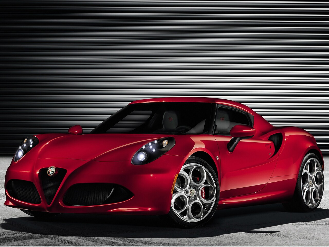 Alfa Romeo 4C купе (I поколение, 2013 - 2016 г.в.): вид спереди сбоку