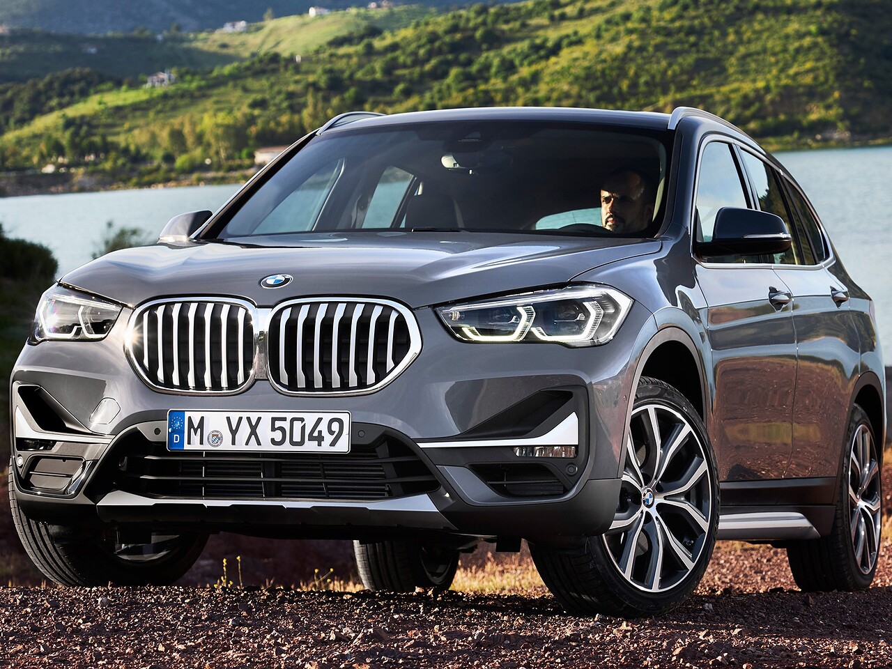 BMW X1 (F48 рестайлинг, 2019 - 2022 г.в.): На каменистой площадке среди растительности