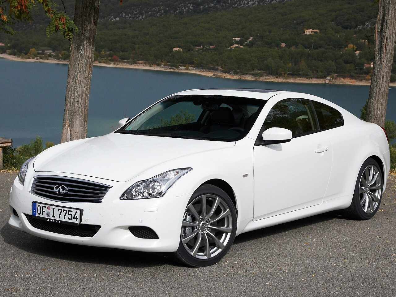 Infiniti Q60 купе 3.7 AT Hi-Tech: вид спереди сбоку у воды