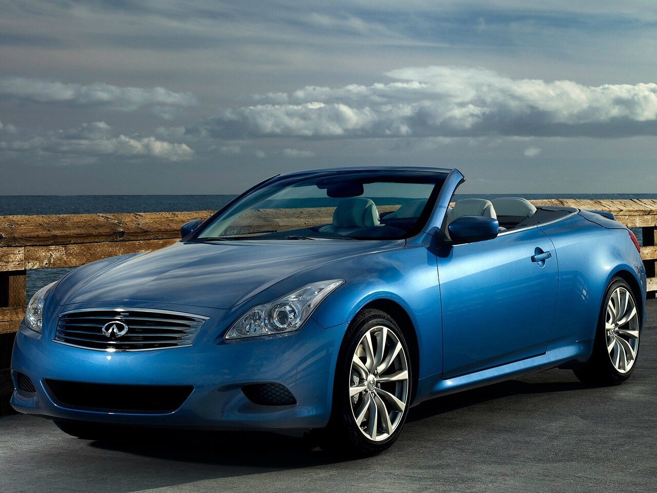 Infiniti Q60 кабриолет (II поколение рестайлинг, 2014 - 2016 г.в.): вид спереди сбоку