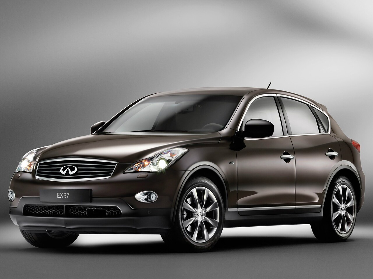 Infiniti QX50 2.5 AT Hi-tech: вид спереди сбоку