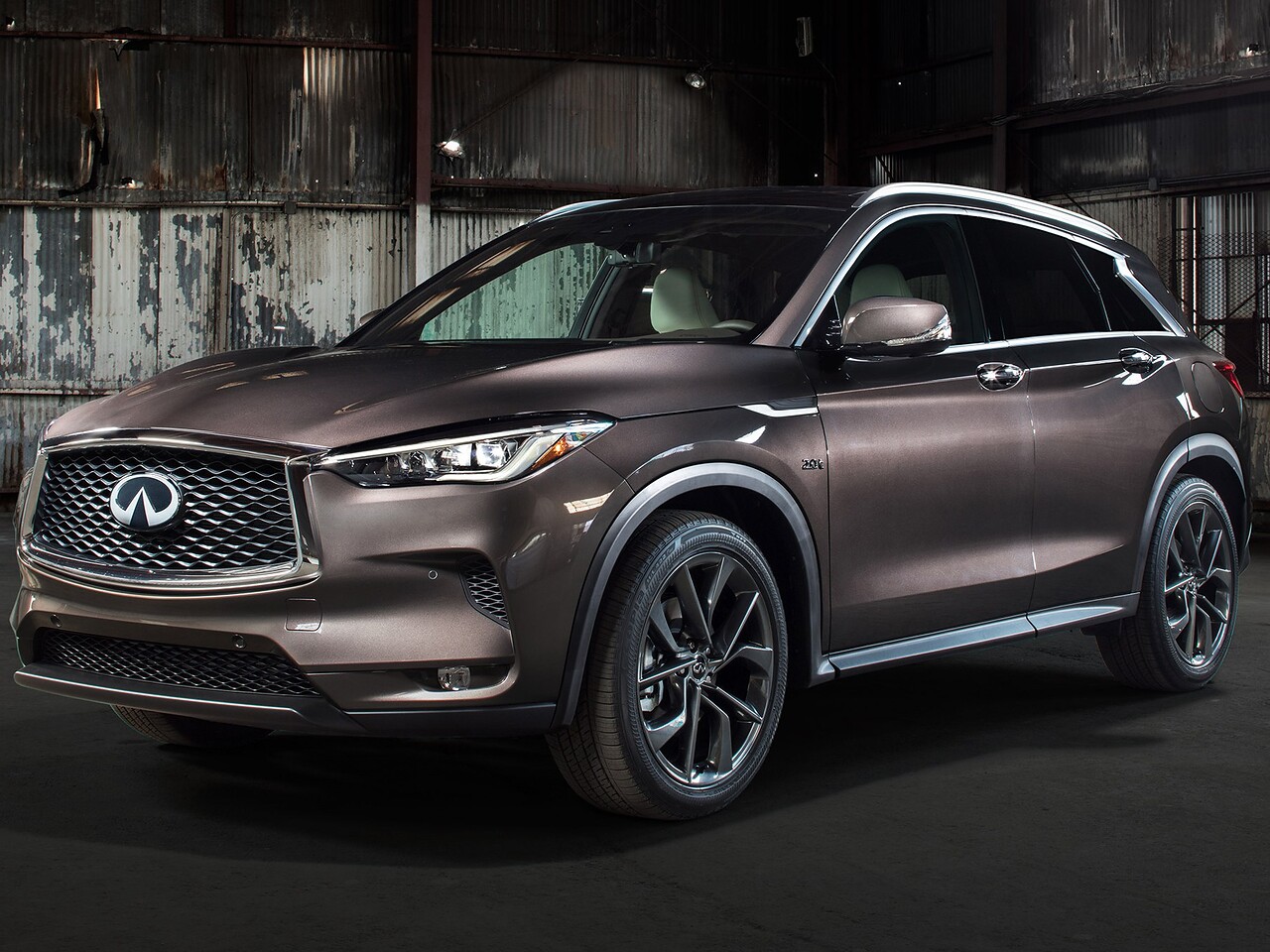 Infiniti QX50 2.0 4WD AT Luxe: вид спереди сбоку у здания