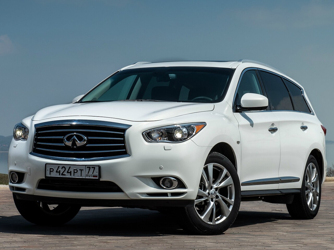 Infiniti QX60 (I поколение, 2014 - 2016 г.в.): вид спереди сбоку