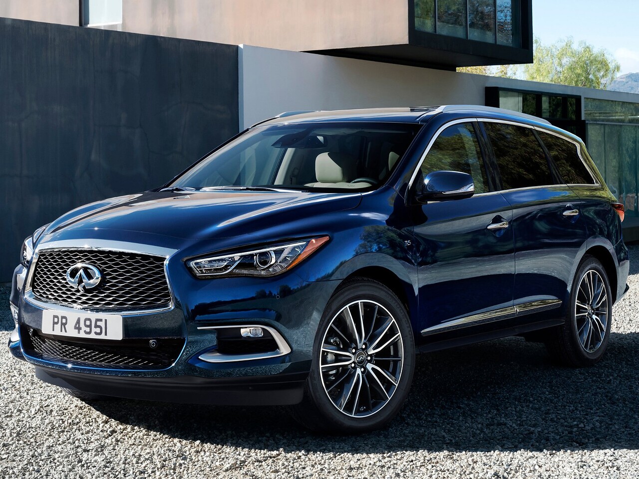 Infiniti QX60 3.5 AT Premium: вид спереди сбоку у здания