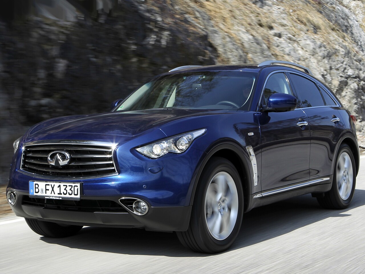 Infiniti QX70 3.7 AT Premium: вид спереди сбоку на дороге