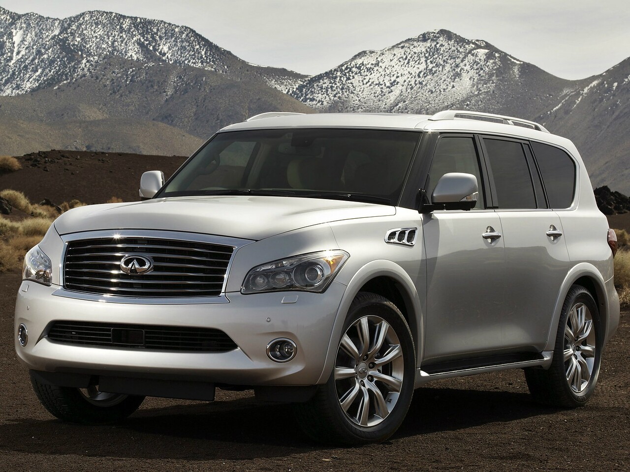 Infiniti QX80 5.6 AT: вид спереди сбоку в пустыне