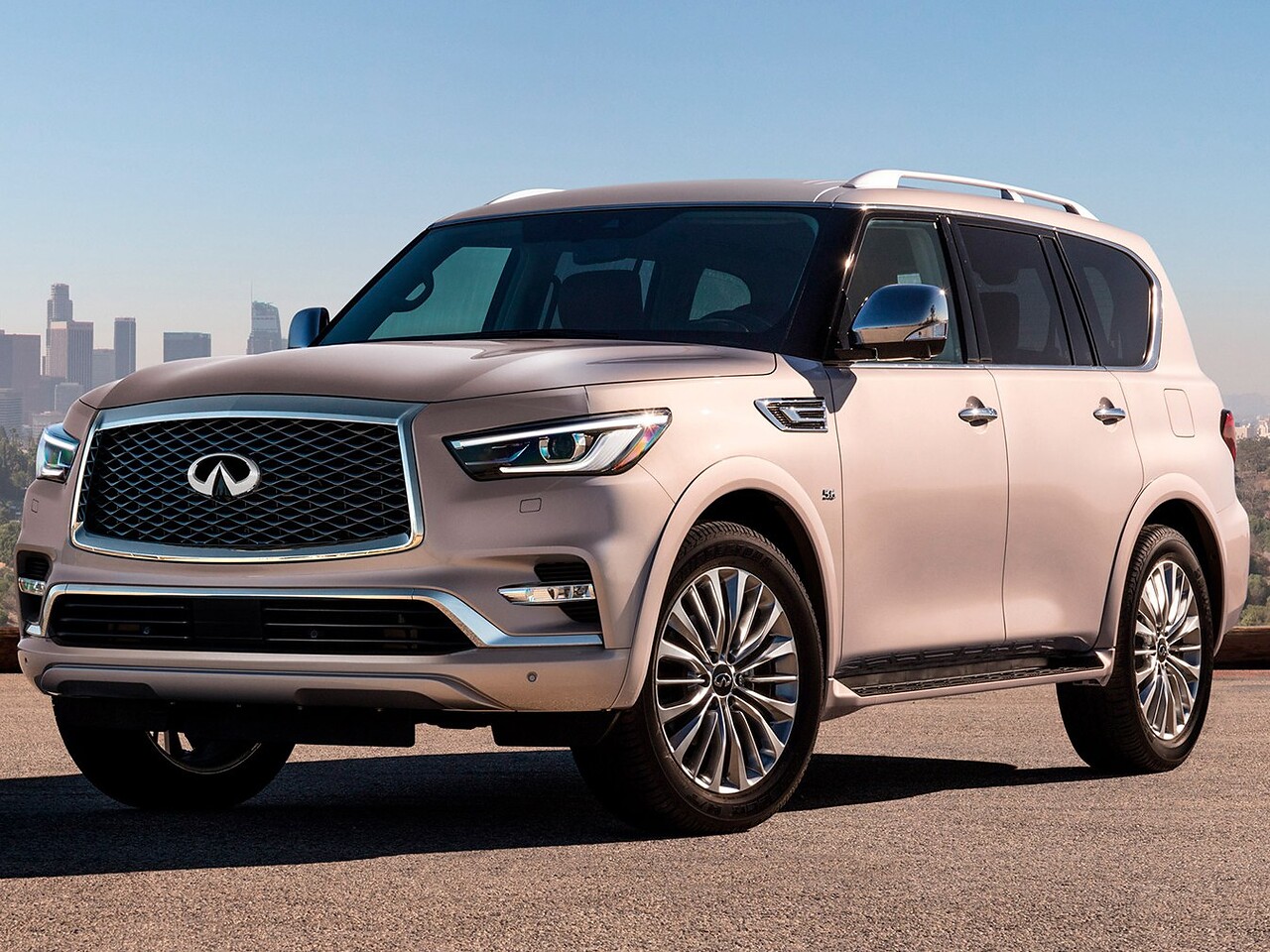 Infiniti QX80 5.6 4x4 AT Luxe Sensory (8 мест): вид спереди сбоку