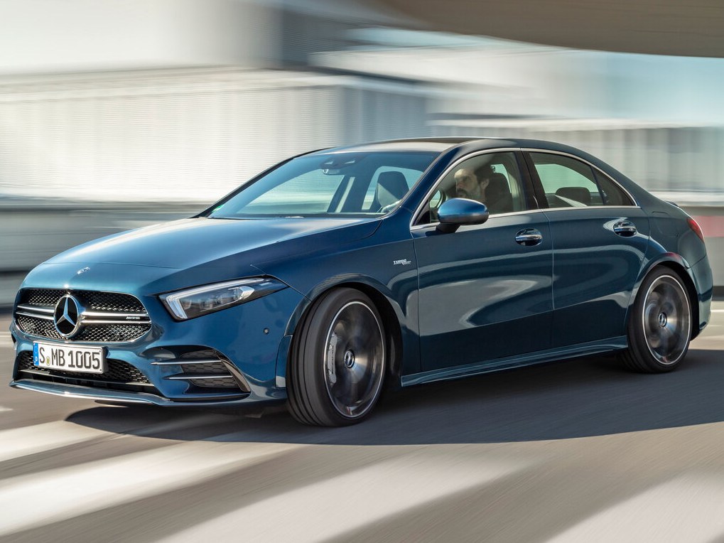 Mercedes-Benz A-Класс AMG (W177, 2018 - 2022 г.в.): вид спереди сбоку на дороге