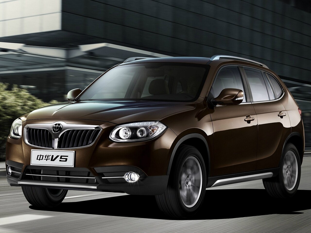 Brilliance V5 (I поколение, 2014 - 2017 г.в.): вид спереди сбоку у здания