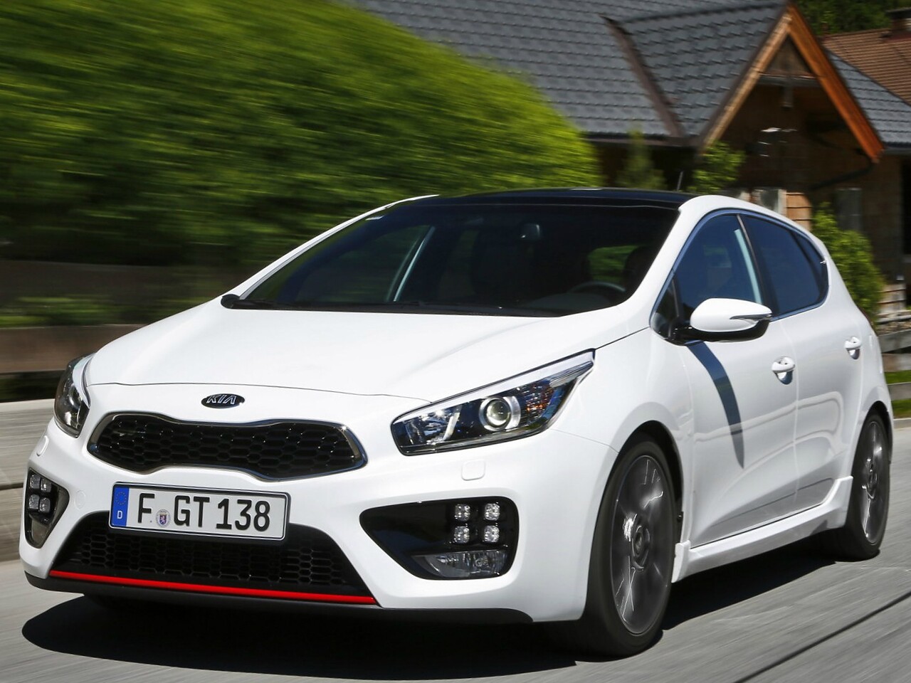 KIA Ceed GT 1.6 MT: вид спереди сбоку у здания
