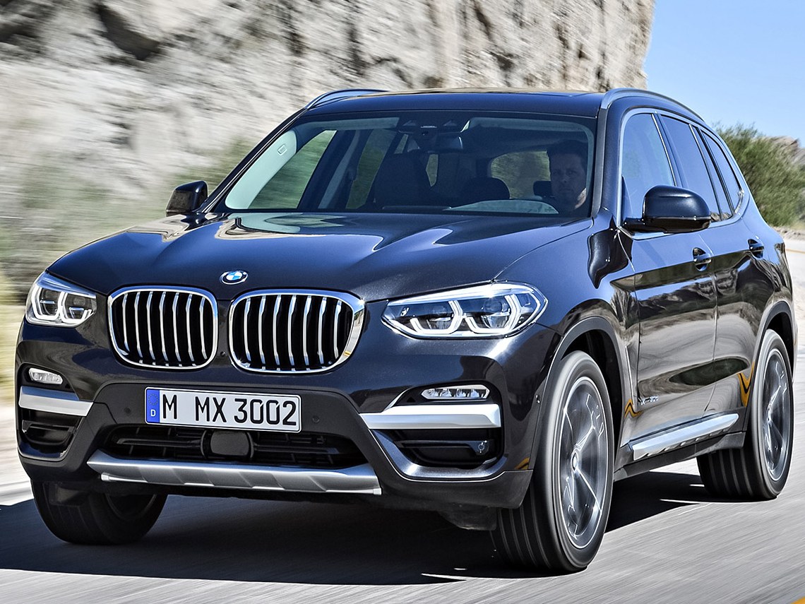 BMW X3 кроссовер 3.0 AT Base (M40i): Кроссовер в движении по лесной дороге