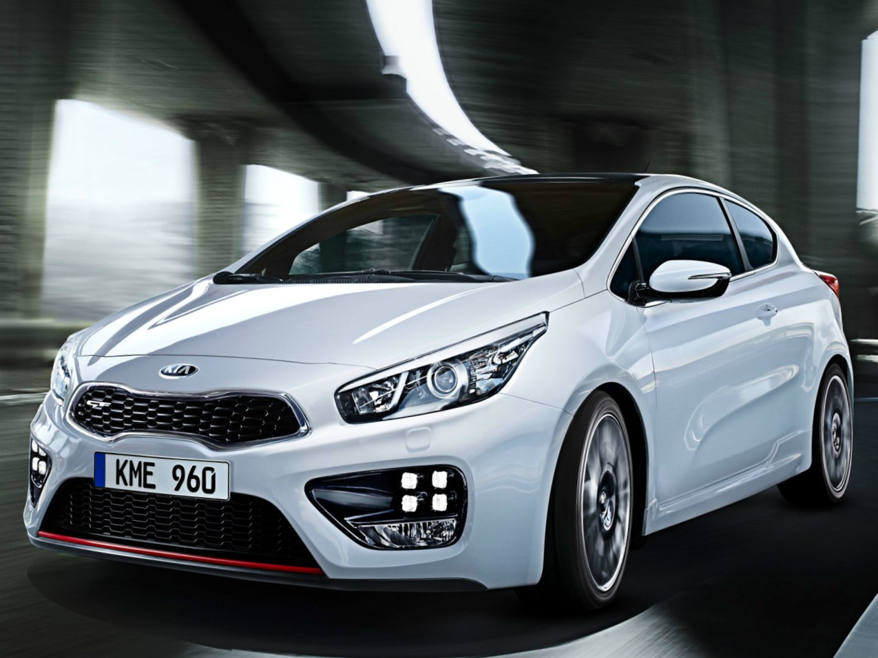 KIA Pro Ceed GT (II поколение, 2014 - 2015 г.в.): вид спереди сбоку