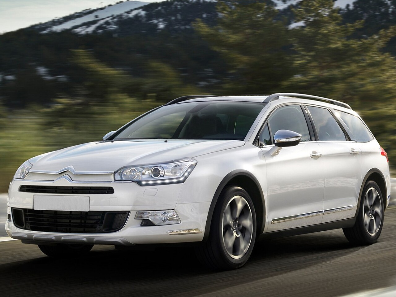 Citroen C5 Cross Tourer универсал 1.6 THP AT Exclusive: вид спереди сбоку на дороге