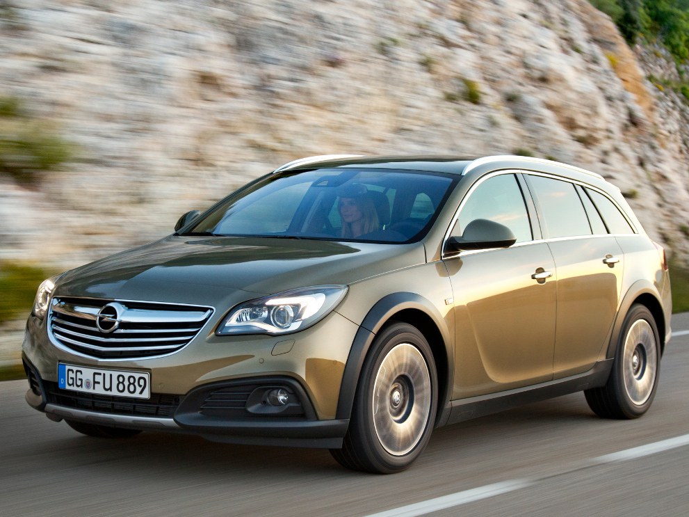 Opel Insignia Country Tourer 1.6 Turbo AT: вид спереди сбоку на дороге