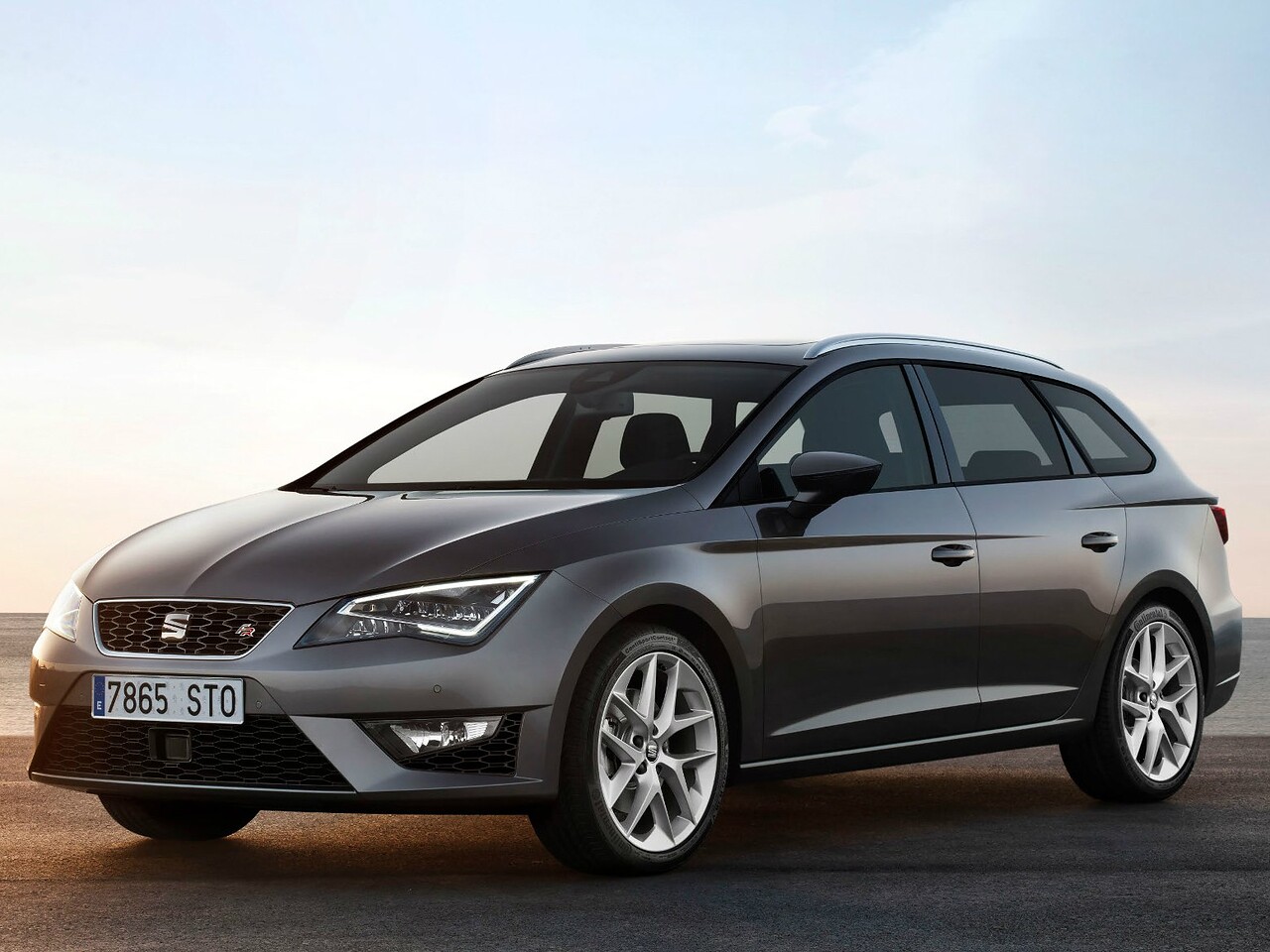 SEAT Leon ST универсал 1.2 TSI (140 л.с.) MT Style: вид спереди сбоку