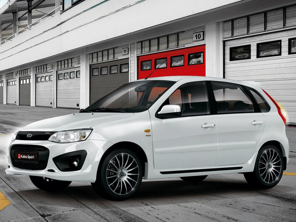 ВАЗ (Lada) Kalina Sport (I поколение рестайлинг, 2014 - 2018 г.в.): вид спереди сбоку у здания
