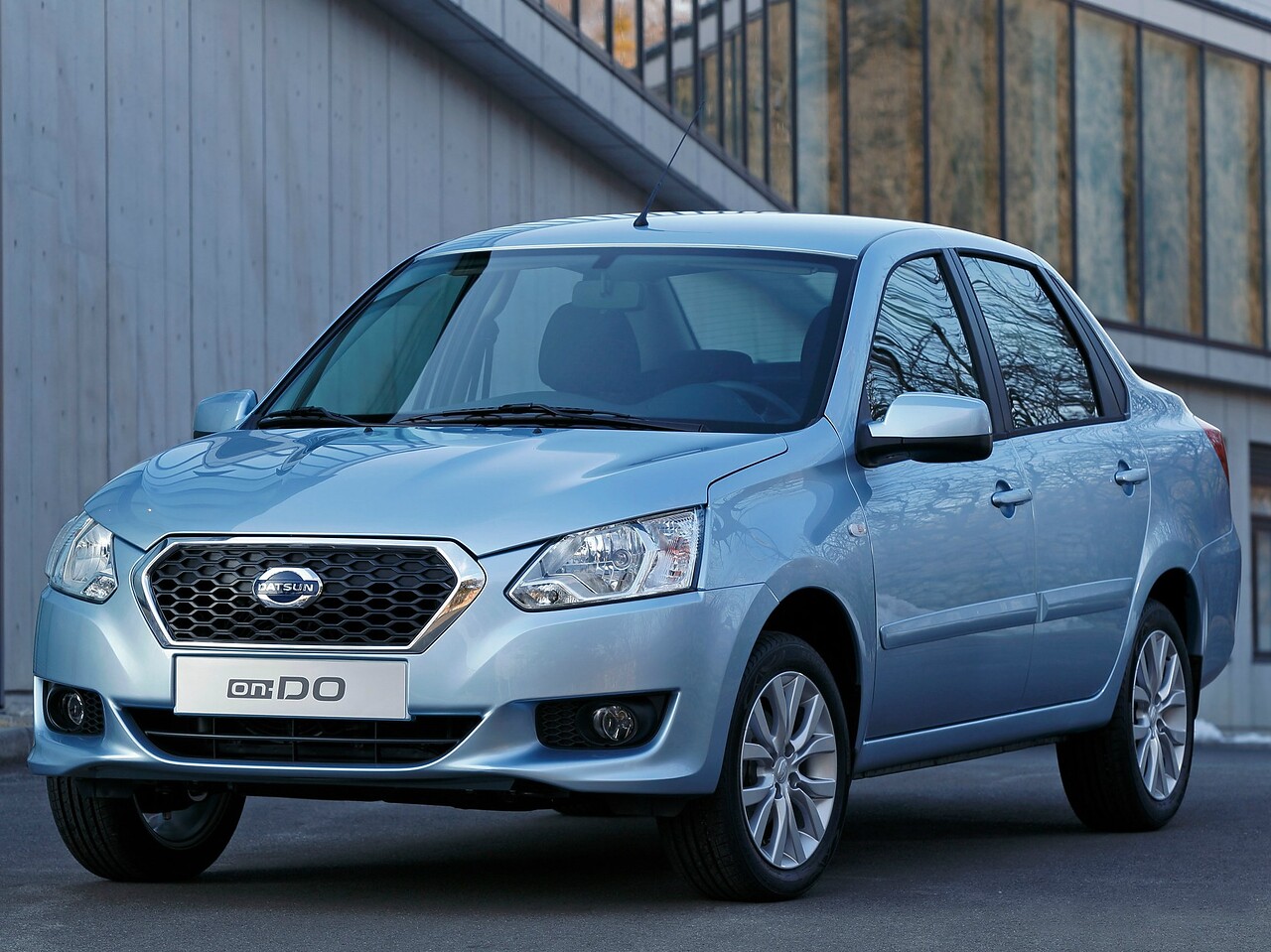Datsun on-DO 1.6 MT Trust II: вид спереди сбоку у здания