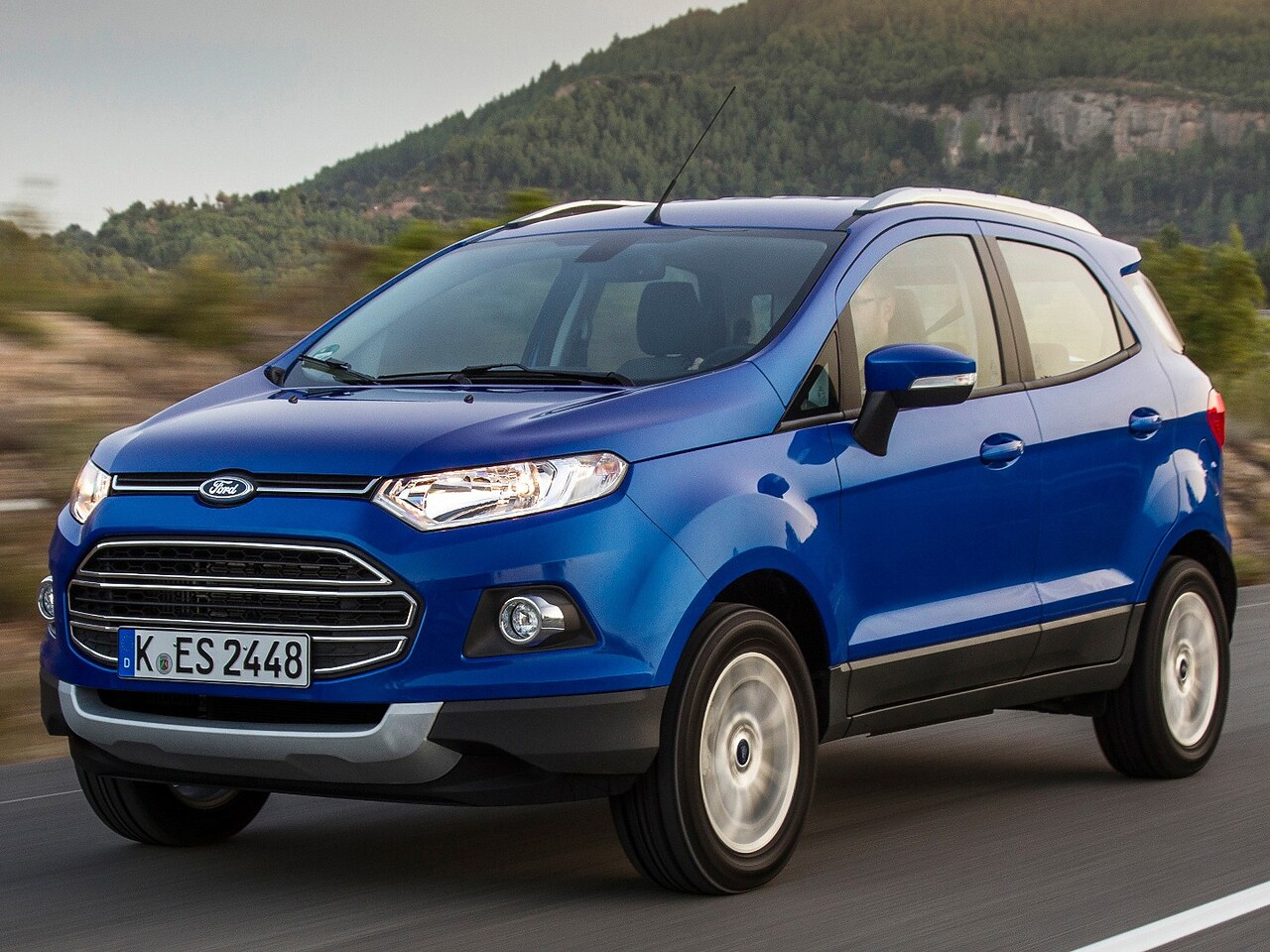 Ford EcoSport 1.6 MT Trend: вид спереди сбоку