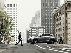 Lexus NX (I поколение, 2014 - 2017 г.в.): вид сбоку в городе