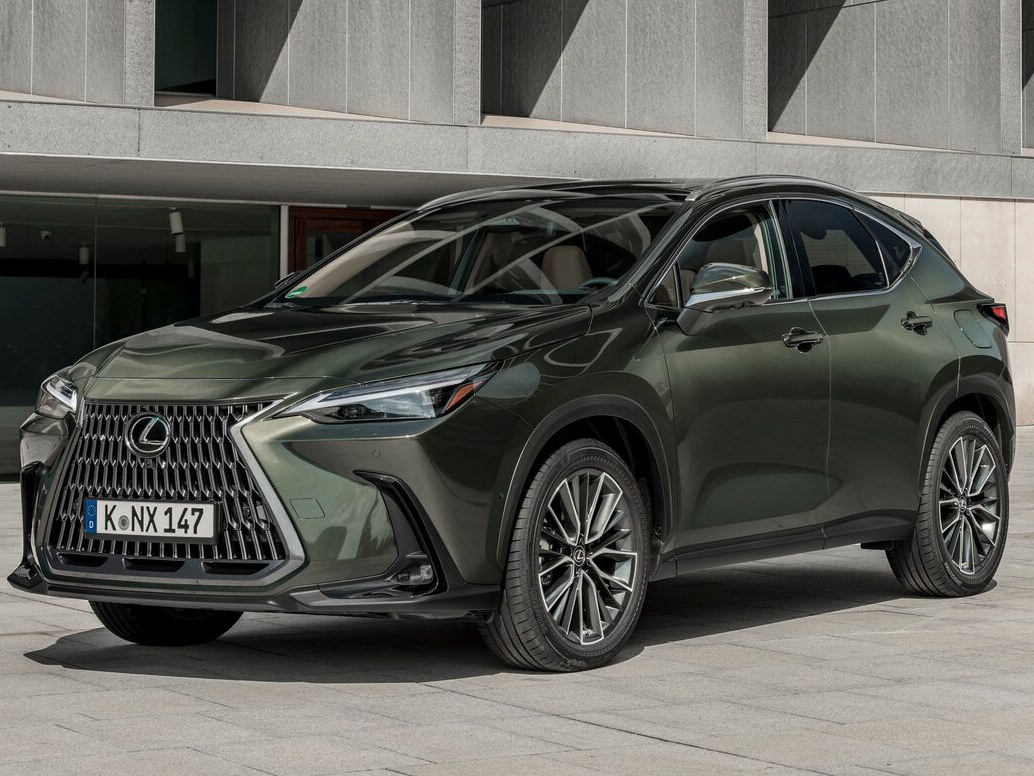 Lexus NX (II поколение, 2021 - 2022 г.в.): вид спереди сбоку у здания