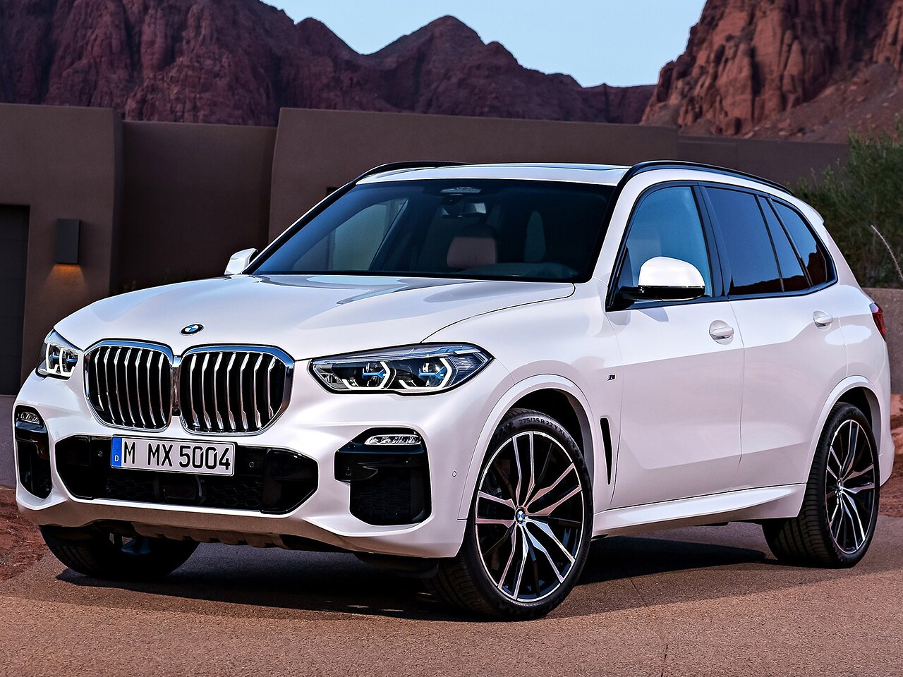 BMW X5: Белый кроссовер на дороге в пустыне