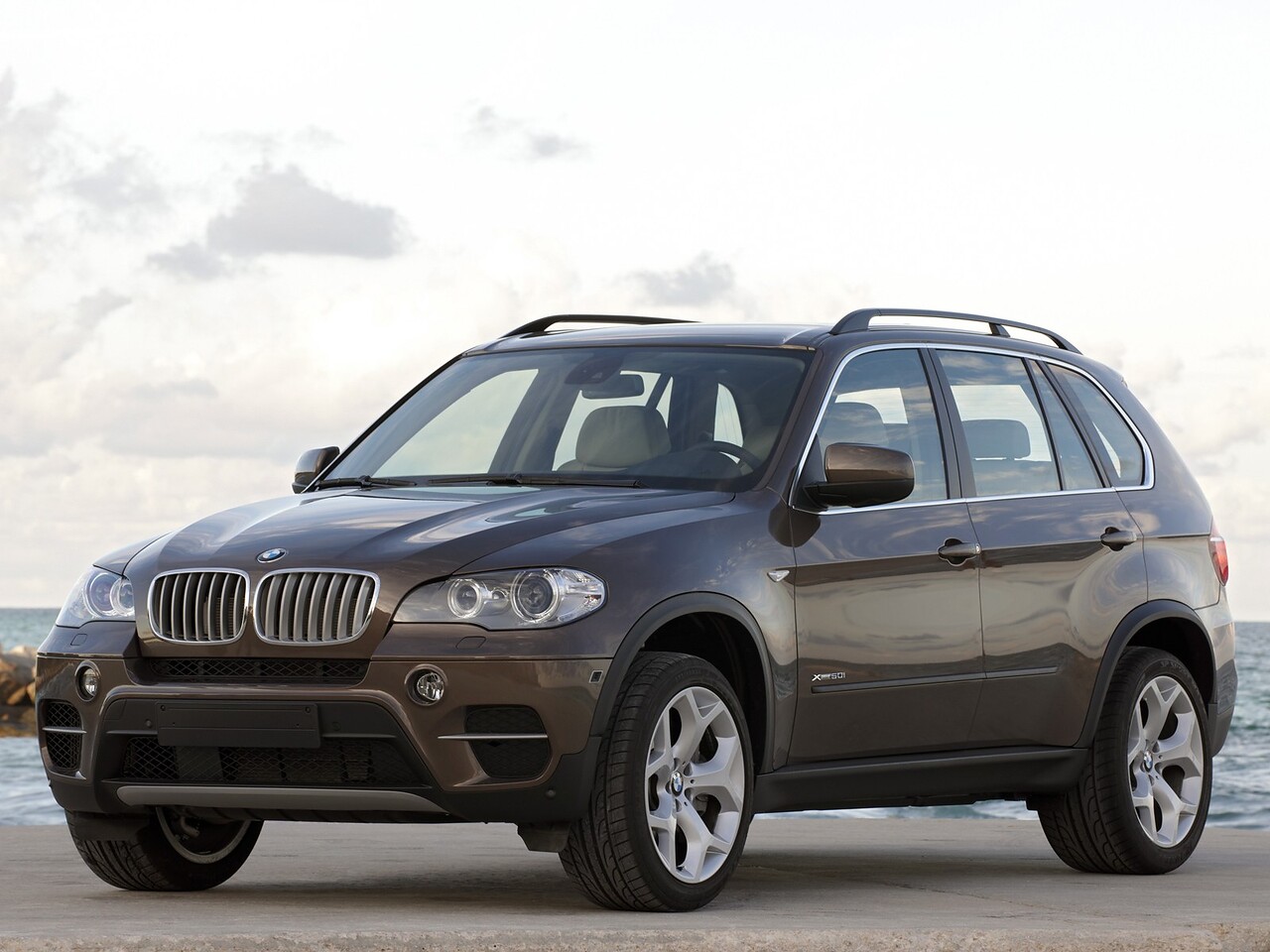 BMW X5 3.0d AT 30d: Кроссовер на набережной на фоне моря