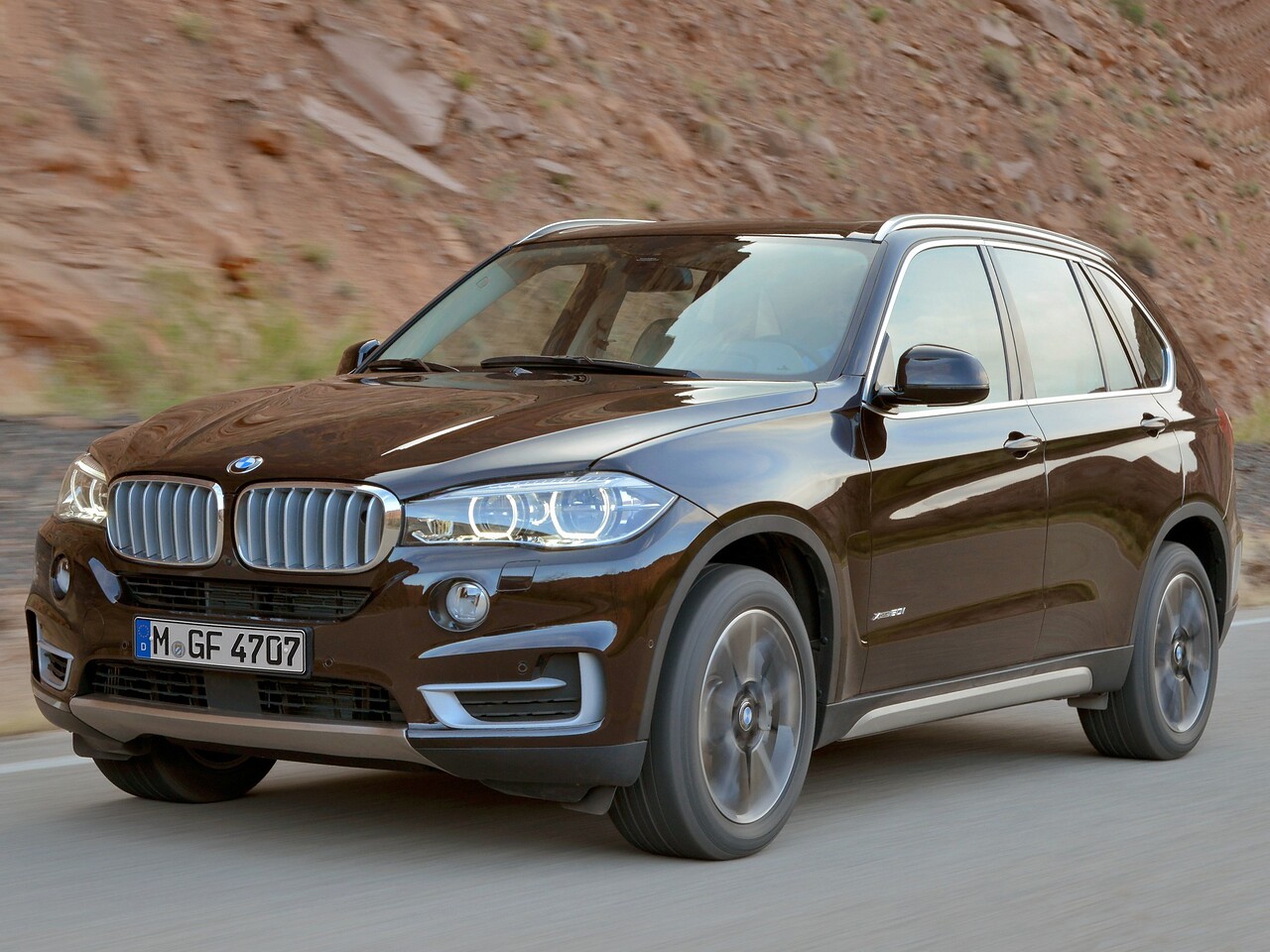 BMW X5 2.0d AT 25d: Кроссовер на асфальтовой дороге