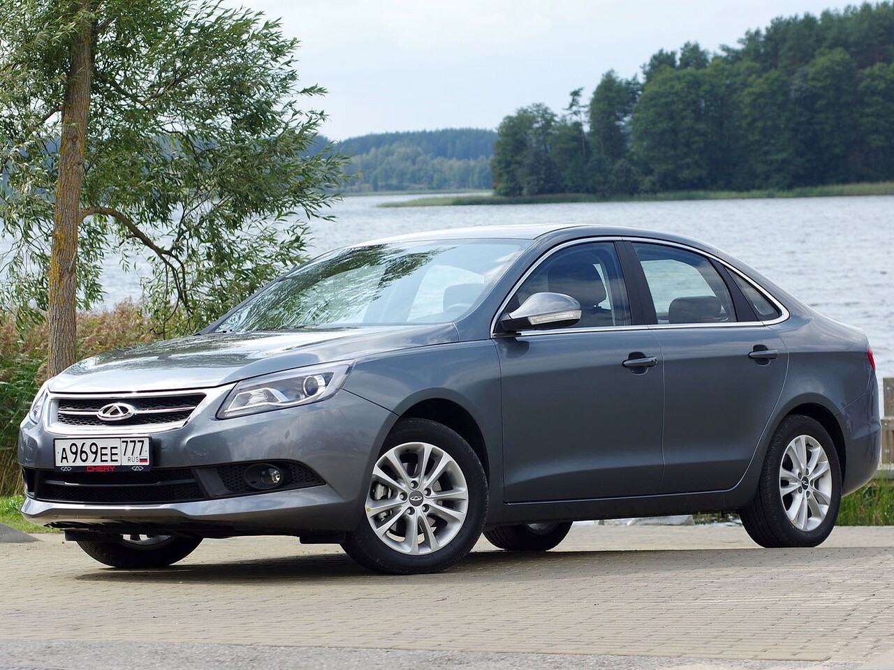 Chery Arrizo 7 (I поколение, 2014 - 2016 г.в.): вид спереди сбоку у воды