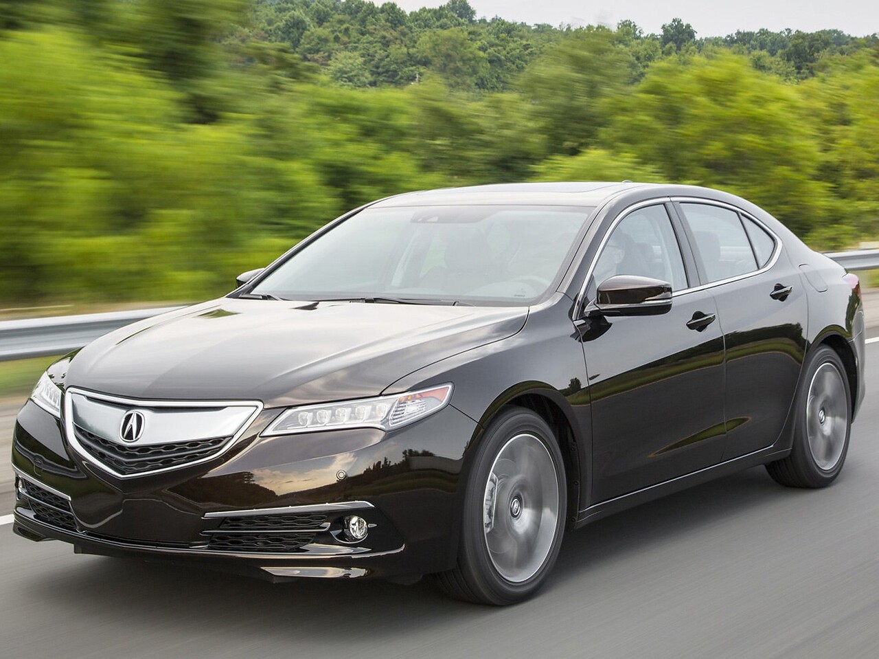 Acura TLX (I поколение, 2014 - 2016 г.в.): вид спереди сбоку на дороге