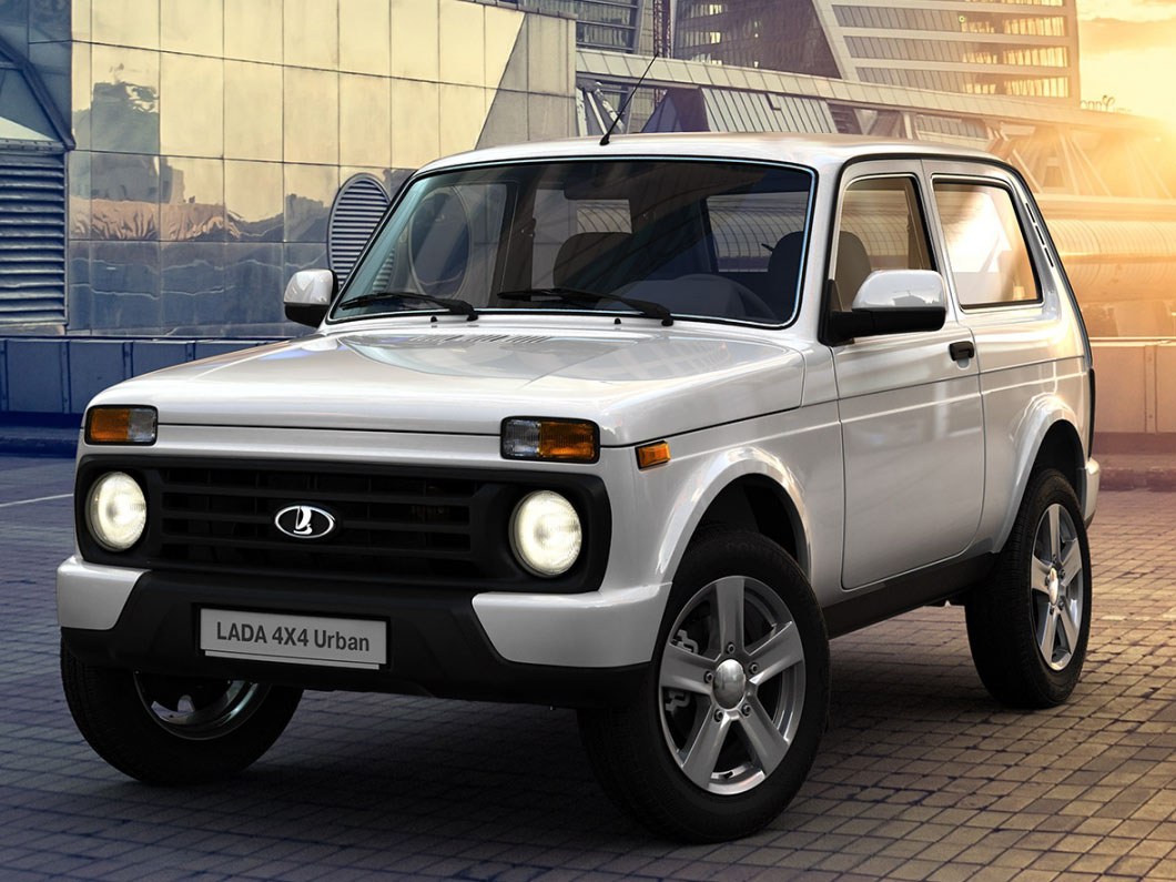 ВАЗ (Lada) 4x4 Urban 1.7 8-кл. MT Люкс: вид спереди сбоку в городе