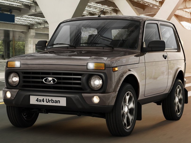 ВАЗ (Lada) 4x4 Urban 3-дв. 1.7 MT Luxe: вид спереди сбоку у эстакады