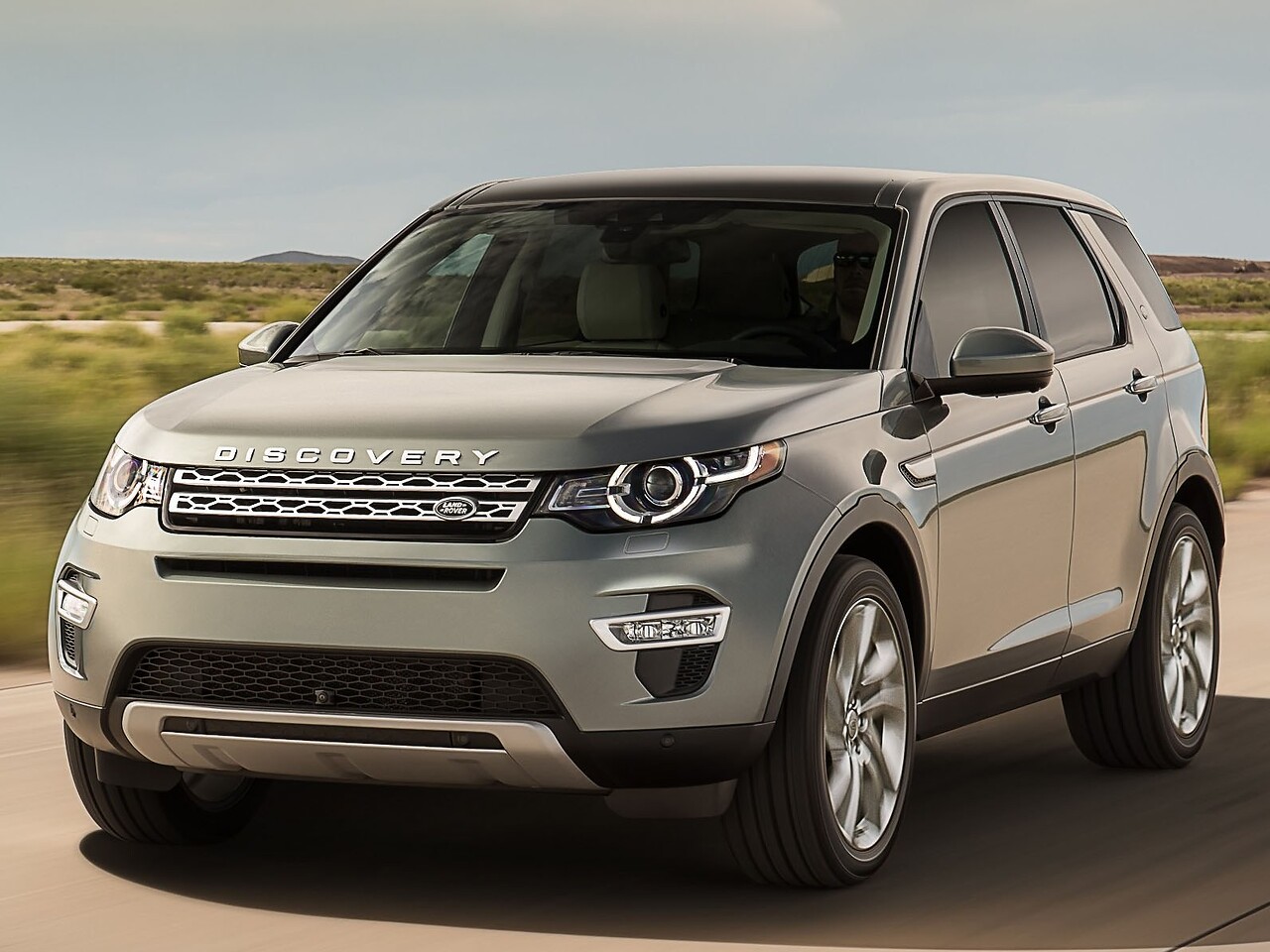 Land Rover Discovery Sport (I поколение, 2014 - 2019 г.в.): вид спереди сбоку на грунтовой дороге