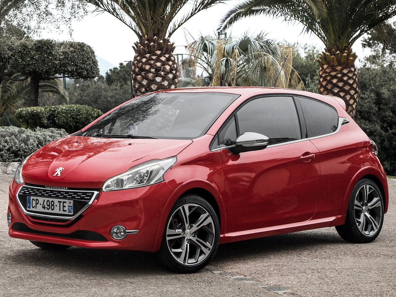 Peugeot 208 GTi (I поколение, 2014 - 2016 г.в.): вид спереди сбоку у пальм