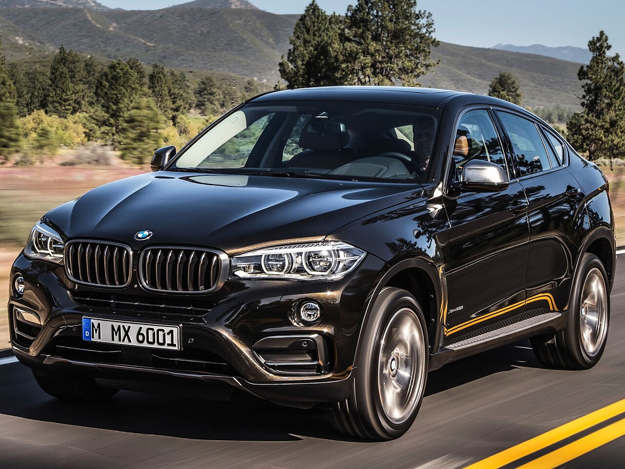 BMW X6 4.4i AT 50i: Тёмный кроссовер на дороге в горах