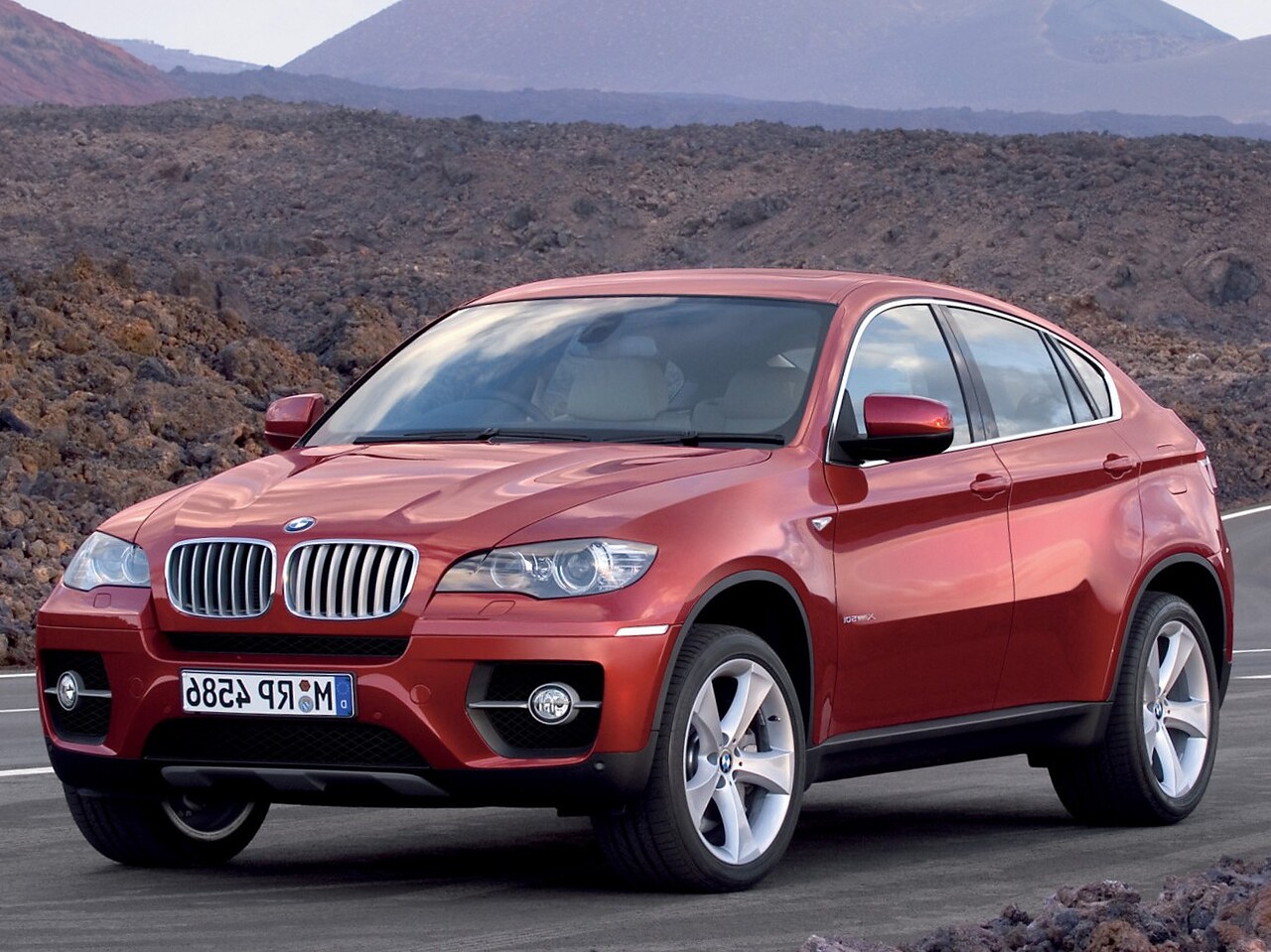 BMW X6 3.0i AT 35i: Кроссовер на фоне гор