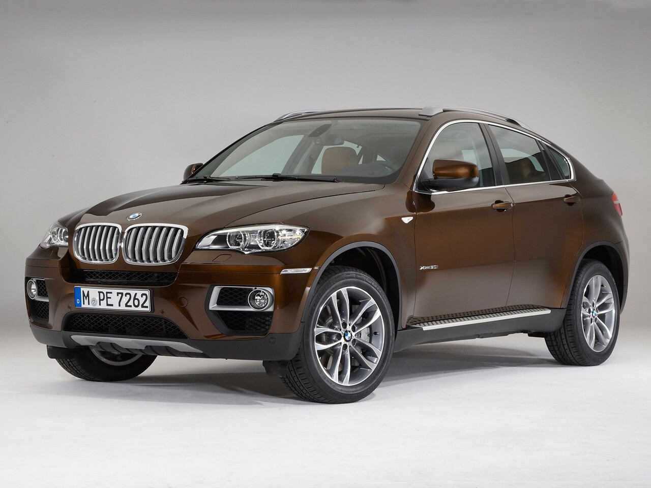 BMW X6 (E71 рестайлинг, 2012 - 2014 г.в.): Коричневый кроссовер в студии