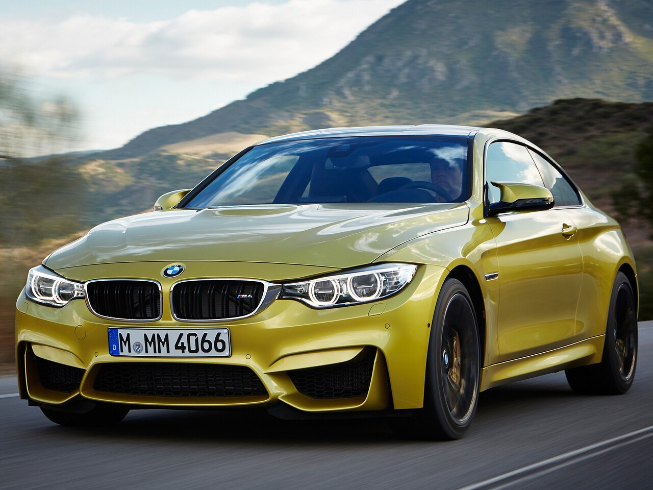 BMW M4 купе (F32, 2014 - 2016 г.в.): вид спереди сбоку на фоне гор