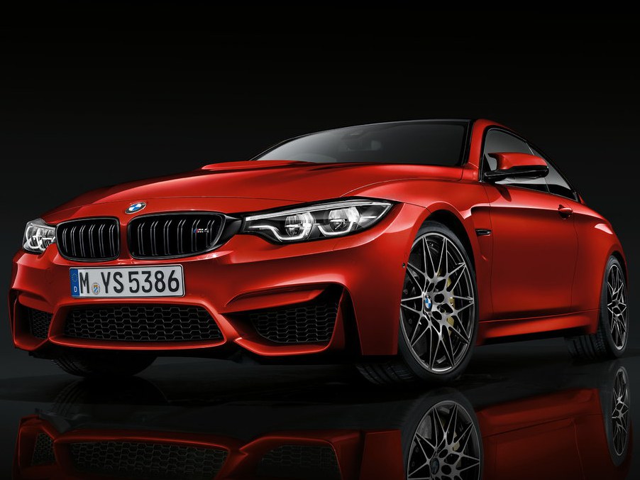 BMW M4 купе 3.0 AT Competition M Special: вид спереди сбоку